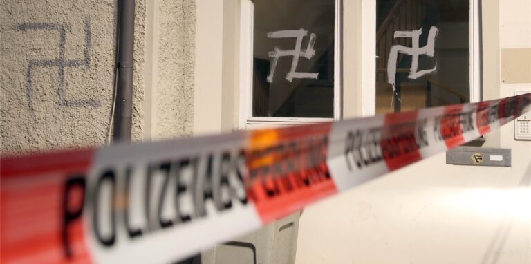 Hetzparolen und Hakenkreuze sind an der Wand einer Notunterkunft für Flüchtlinge, von unbekannten Tätern aufgepinselt worden.