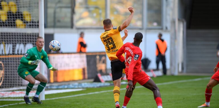 Kevin Ehlers trifft per Kopf gegen die BVB-U23.