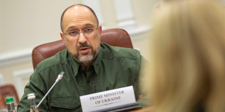 Denys Schmyhal, Ministerpräsident der Ukraine, spricht bei bei einem Treffen mit der Bundesministerin für Inneres und Heimat Faeser und des Bundesministers für Arbeit und Soziales Heil in einem Saal im Regierungsgebäude der Ukraine.