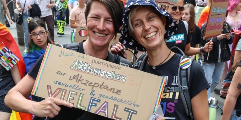 Tausende Menschen ziehen am CSD als bunte Parade durch die Dortmunder City – viele hatten auch Schilder dabei.