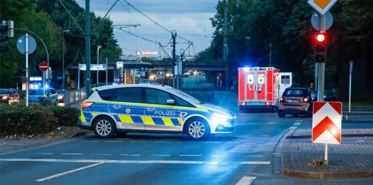 Polizeiwagen blockiert Straße