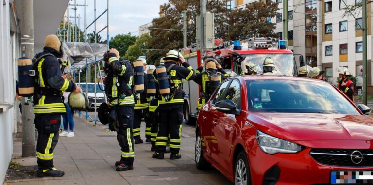 Einsatzkräfte der Feuerwehr betraten das Haus an der Münsterstraße mit Atemschutz.