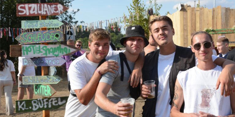 Ausgelassen war die Stimmung bei den Besucherinnen und Besuchern des Musikfestivals „Hinter’m Kornfeld rechts“ am Samstag (3.9.) in Dorsten.