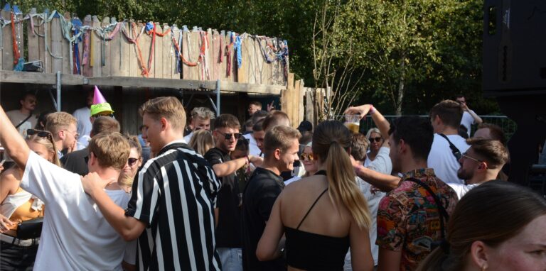 Mit mehreren Bühnen wollten die Organisatoren des Festivals „Hinter’m Kornfeld rechts“ die Clubkultur auf die Wiese am Segelflugplatz in Dorsten holen.