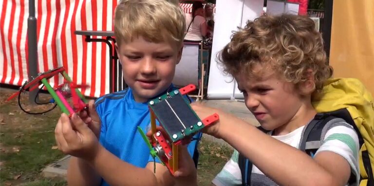Diese beiden Jungs waren sehr stolz auf ihren „Solar-Propeller“, den sie am Stand des Anwender-Zentrums h2 Herten selbst bauen konnten.
