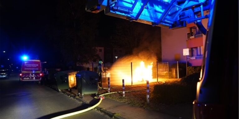 Feuerwehr Castrop-Rauxel löscht brennende Mülltonne
