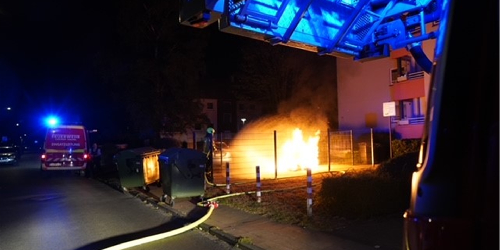 Feuerwehr Castrop-Rauxel löscht brennende Mülltonne