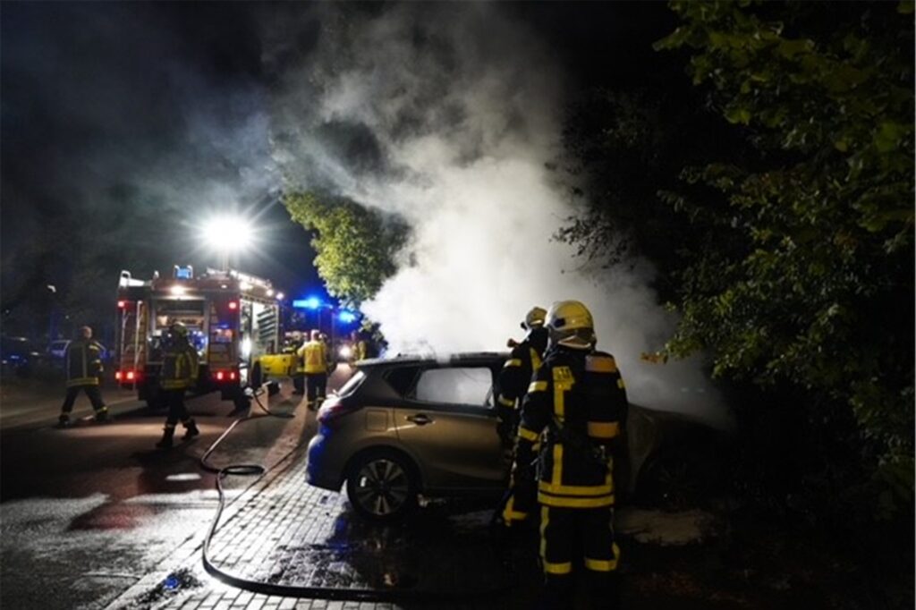 Feuerwehr Castrop-Rauxel löscht ein brennendes Auto. Feuerwehr Castrop-Rauxel löscht ein brennendes Auto.
