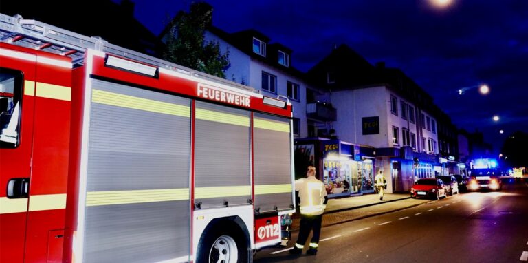 Feuerwehr beim Einsatz an der Ickerner Straße