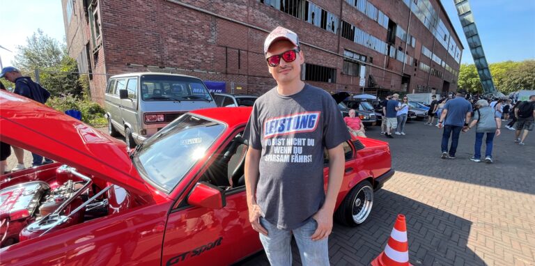 Wie sein T-Shirt schon verrät: Daniel Uschock aus Hamm hat in seinen Opel Ascona C, Baujahr 84, binnen eines Jahres viel Leistung investiert. Es hat sich gelohnt: Auf der Youngtimer-Showbühne ist ihm der Beifall des Publikums für seinen roten Flitzer sicher.
