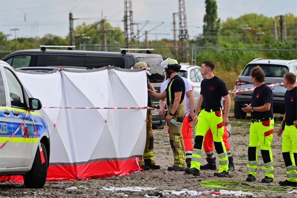Mit Sichtschutzwänden ist der Unfallort abgeschirmt, an dem ein Kleinflugzeug auf dem Parkplatz des Zirkus FlicFlac abgestürzt ist. Mit Sichtschutzwänden ist der Unfallort abgeschirmt, an dem ein Kleinflugzeug auf dem Parkplatz des Zirkus FlicFlac abgestürzt ist.