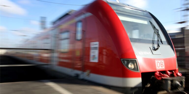 Eine S-Bahn fährt an einem Bahnsteig vorbei.