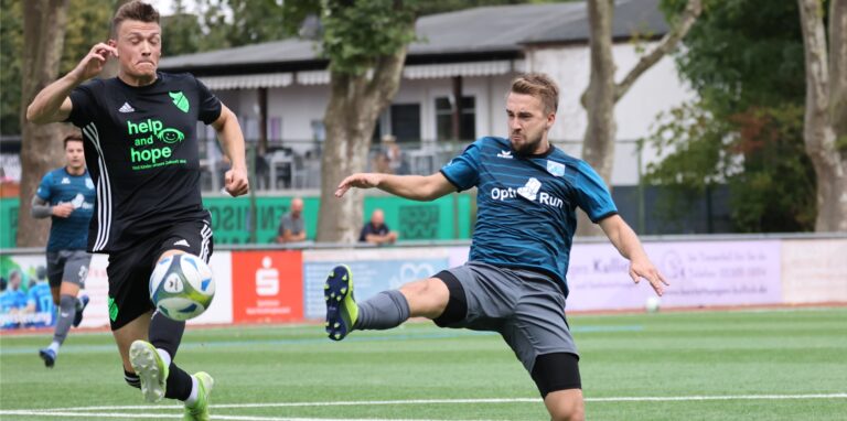 Kevin Holz (r) schoss zwei Tore für den SV Wacker Obercastrop gegen den BSV Schüren.