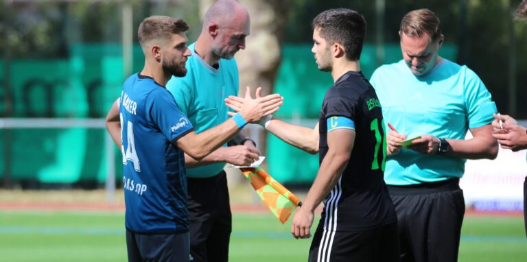 Nico Brehm (l), Spielführer des SV Wacker Obercastrop, begrüßte am vierten Westfalenliga-Spieltag Kapitän Ensar Selmanaj (schwarzes Trikot) und seinen BSV Schüren in der Erin-Kampfbahn.