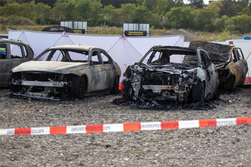 Ausgebrannte Fahrzeuge stehen auf einem Parkplatz vor dem Zelt des Zirkus FlicFlac, nachdem dort ein Kleinflugzeug abgestürzt war. Ausgebrannte Fahrzeuge stehen auf einem Parkplatz vor dem Zelt des Zirkus FlicFlac, nachdem dort ein Kleinflugzeug abgestürzt war.