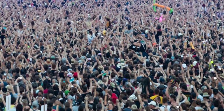 Eine jubelnde Menschenmenge bei einem Open-Air-Festival