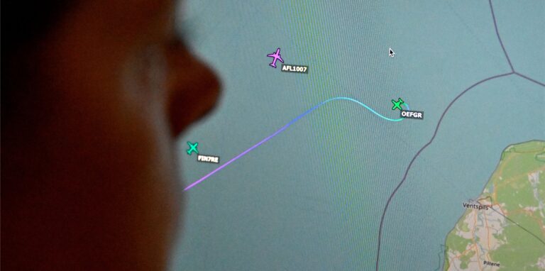 Eine Person betrachtet die letzte bekannte Position der Cessna mit der Kennung OE-FGR.