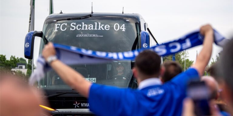 Veltins Arena: Die Schalker Fans empfangen die Spieler im Mannschaftsbus vor dem Stadion.