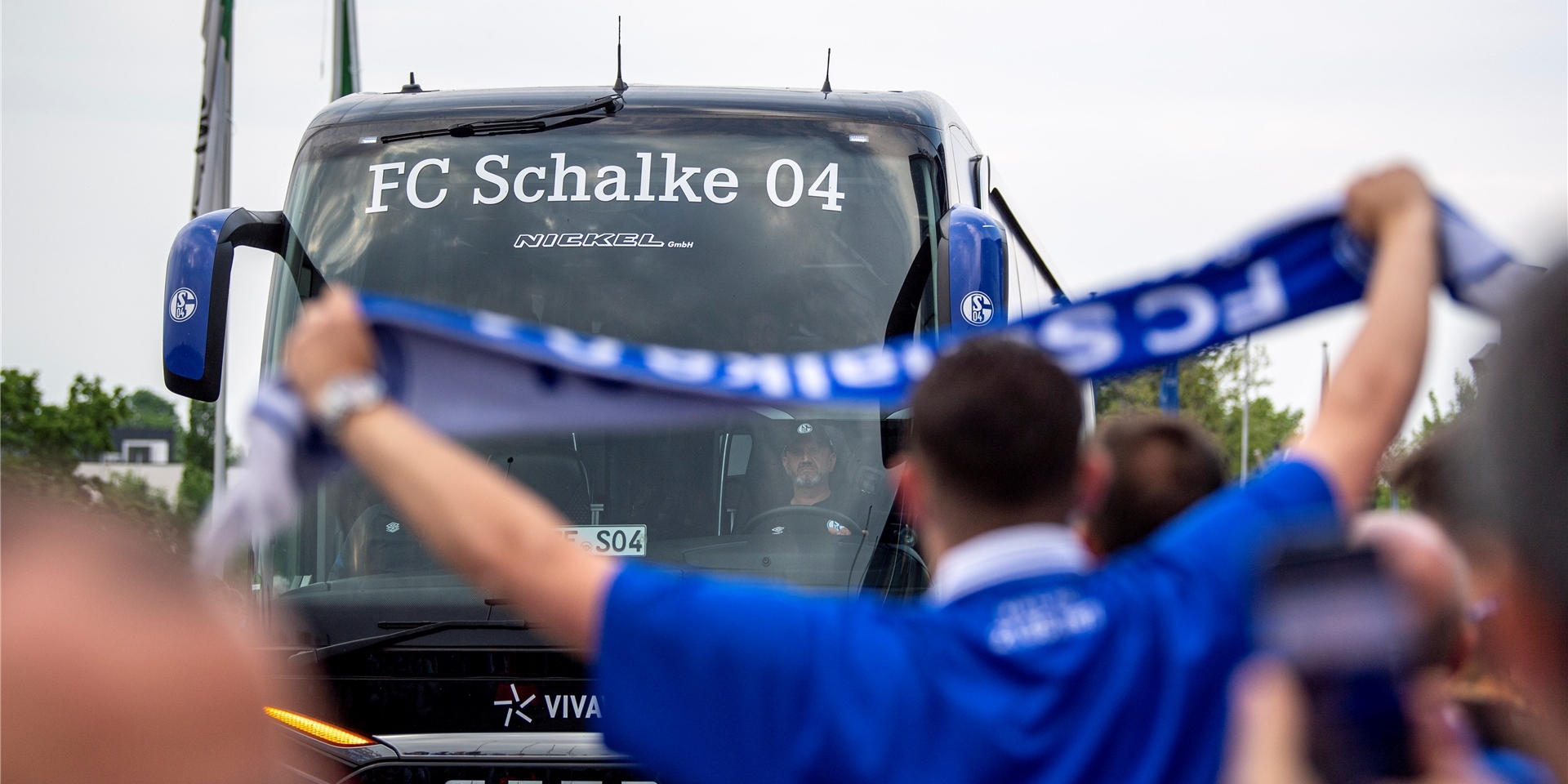 Veltins Arena: Die Schalker Fans empfangen die Spieler im Mannschaftsbus vor dem Stadion.