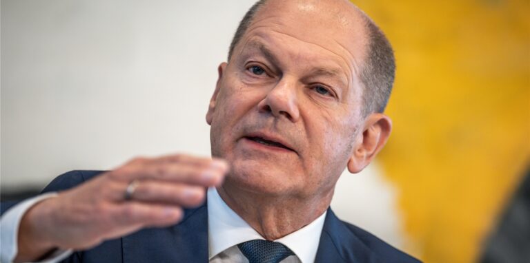 Bundeskanzler Olaf Scholz (SPD) nimmt an der Pressekonferenz nach den Beratungen von SPD, Grünen und FDP im Koalitionsausschuss teil.