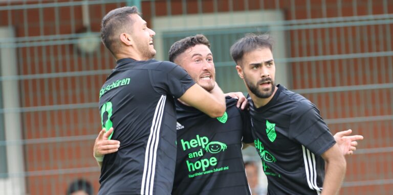 Arif Et (M) ließ sich von seinen Mitspielern des BSV Schüren im Westfalenliga-Spiel beim SV Wacker Obercastrop als Doppel-Torschütze feiern. Das Duell endete nach einem 0:1 sowie 3:1 für Schüren letztlich 3:3.