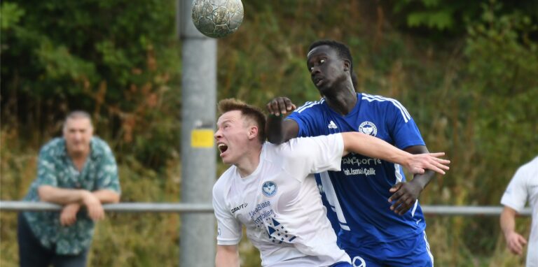 Der FC Castrop Rauxel (weißes Trikot) gewann mit 3:1 gegen BW Huckarde.