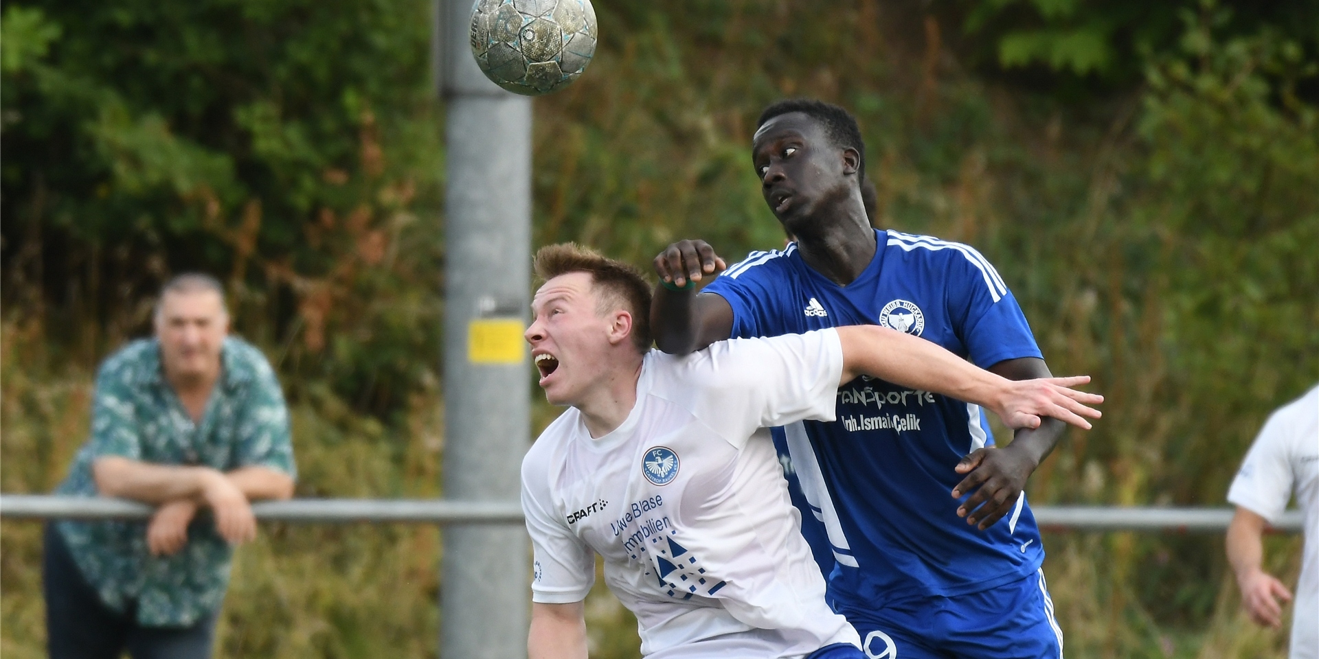 Der FC Castrop Rauxel (weißes Trikot) gewann mit 3:1 gegen BW Huckarde.