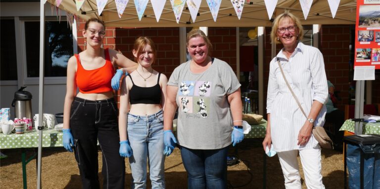 Der katholische Kindergarten war für den Waffelstand verantwortlich. Gaby Westphal, Barbara Meier und ihre Töchter Neele und Larissa versorgten die Besucher des Gemeindefestes mit dem Gebäck.
