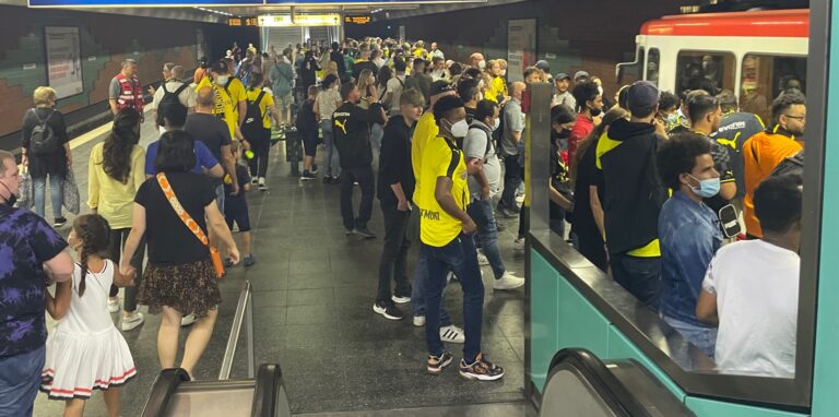 BVB-Fans warten auf eine U-Bahn.