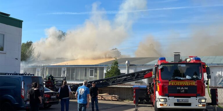 Die Feuerwehr Herten bei einem Brand in Westerholt.
