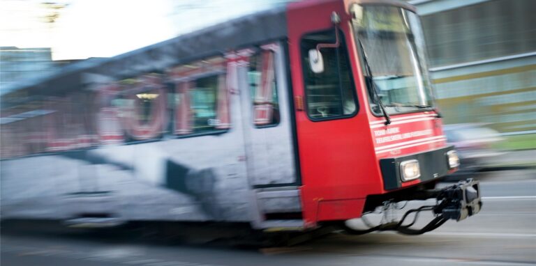 Eine Straßenbahn der Rheinbahn fährt durch Düsseldorf.