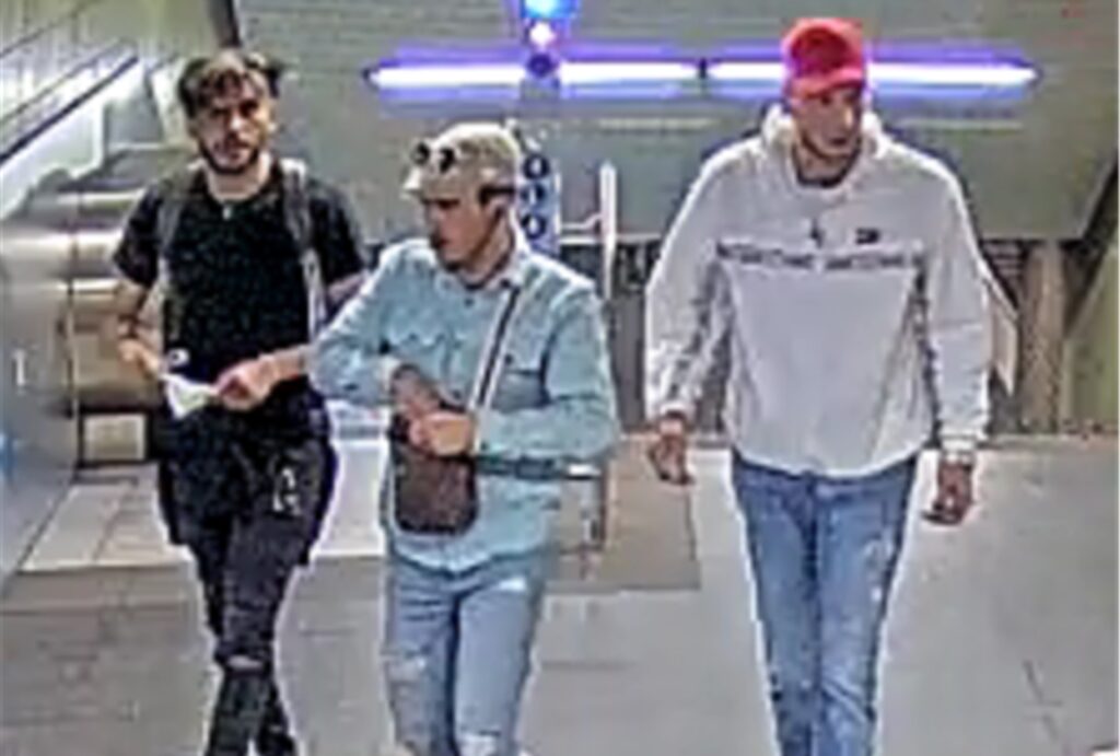 Diese drei Männer stehen im Verdacht, am 13. Juni einer 12-Jährigen die Geldbörse gestohlen zu haben.