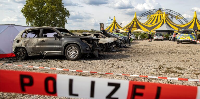Ausgebrannte Fahrzeuge stehen vor dem Zelt des Zirkus FlicFlac, nachdem dort ein Kleinflugzeug abgestürzt war.