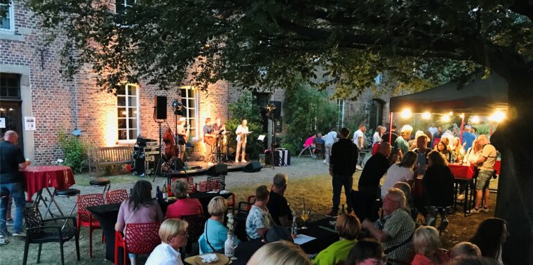 Das Weinfest auf Schloss Bladenhorst in Castrop-Rauxel wurde von vielen Bürgern besucht. Live-Musik sorgte auf dem Fest für gute Stimmung.