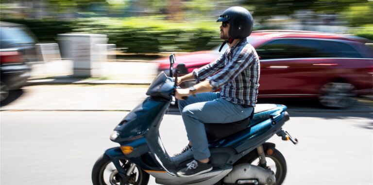 Zwei Rollerfahrer sind auf der Märkischen Straßen verunglückt. Noch ist unklar, ob es einen Zusammenstoß gab. (Symbolbild)