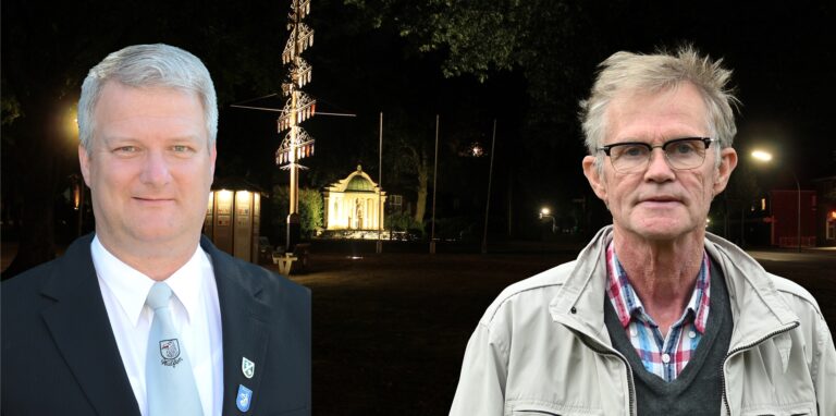 Andreas Wanning vom Bürgerschützenverein Wulfen und Johannes Krümpel vom Heimatverein Wulfener äußern sich zum beleuchteten Ehrenmal und zum beleuchteten Wappenbaum.