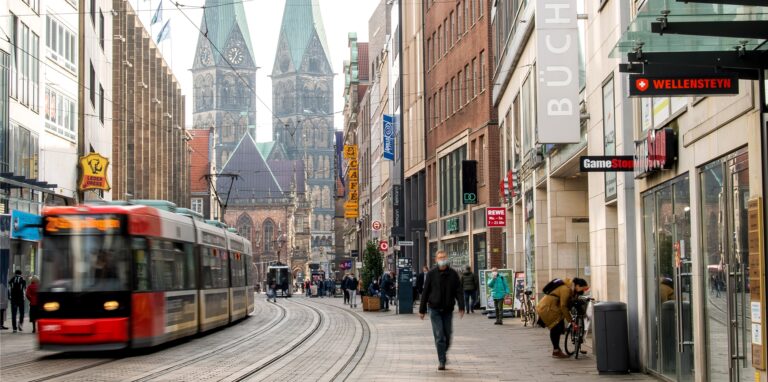 Passanten laufen durch die Bremer Innenstadt.