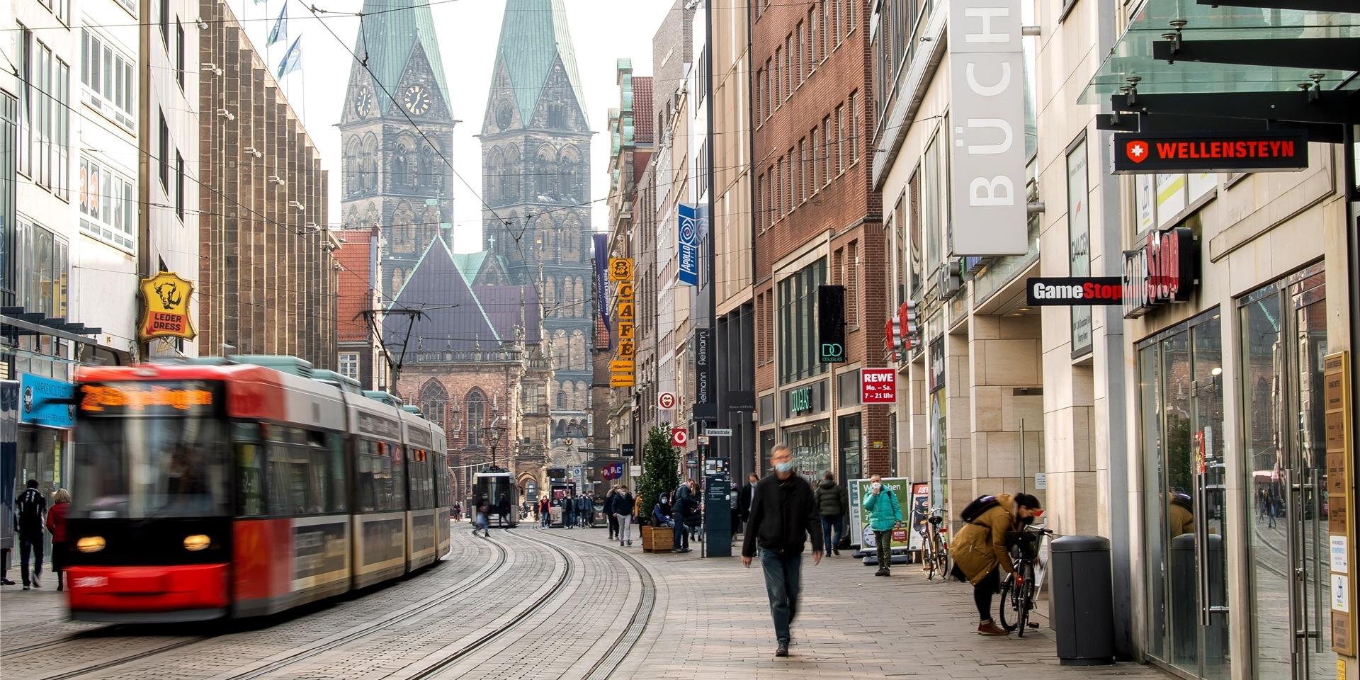 Passanten laufen durch die Bremer Innenstadt.