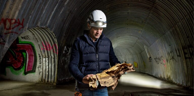 Stadtarchäologe Ingmar Lutter erforscht einen alten Tiefstollens unter der City.