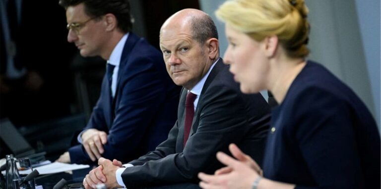 l. NRW-Ministerpräsident Hendrik Wüst, r. Berlins Regierende Bürgermeisterin Franziska Giffey