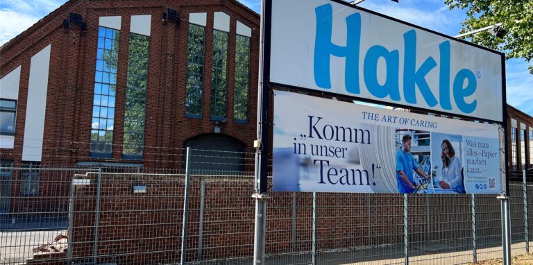Ein Schild steht vor der Zentrale des Hygienepapier-Herstellers Hakle.