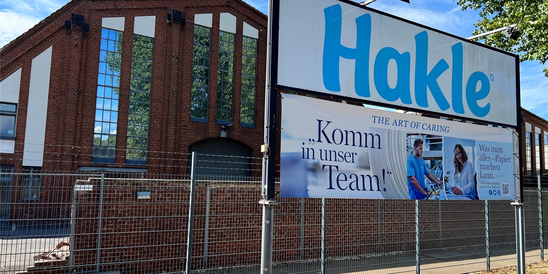 Ein Schild steht vor der Zentrale des Hygienepapier-Herstellers Hakle.