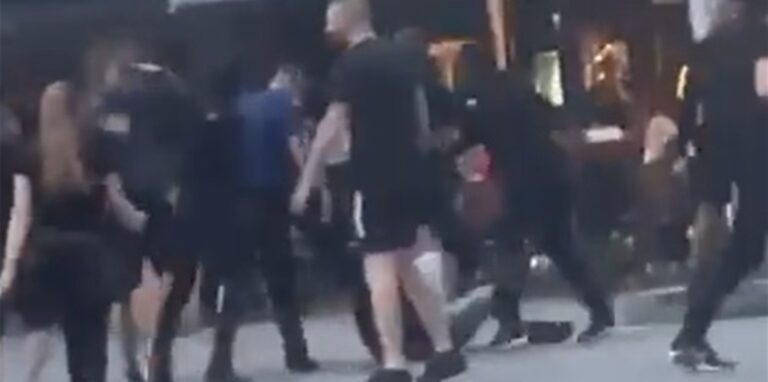 Ein Video einer Schlägerei ist auf dem Alten Markt in Dortmund entstanden.