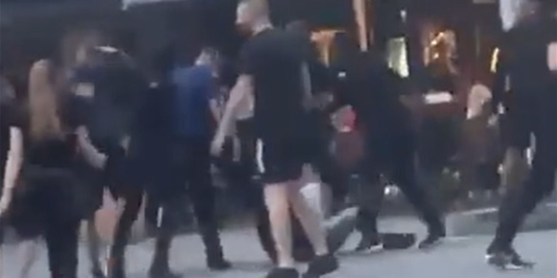 Ein Video einer Schlägerei ist auf dem Alten Markt in Dortmund entstanden.