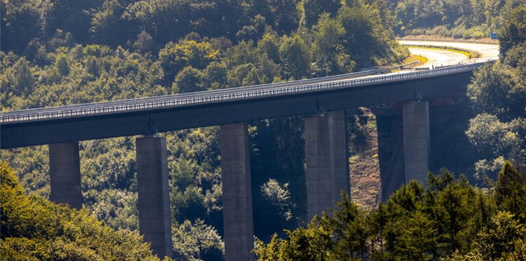 Blick auf die gesperrte Talbrücke Rahmede. Die Sperrung der maroden Talbrücke Rahmede sorgt seit acht Monaten für überlastete Ausweichstrecken und Unmut bei Anwohnern und Pendlern.