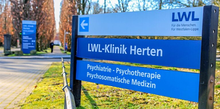 Ein Schild am Eingang zur LWL-Klinik Herten.