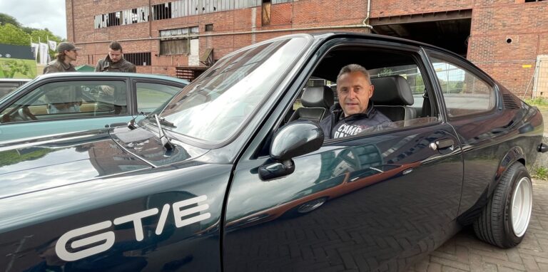 Auch Autofan Klaus aus Bottrop ist regelmäßiger Gast beim Oldtimertreff Ruhr. Hier fährt er mit seinem Opel Kadett GT/E in der ersten Reihe vor den alten Zechengebäuden auf Ewald vor.