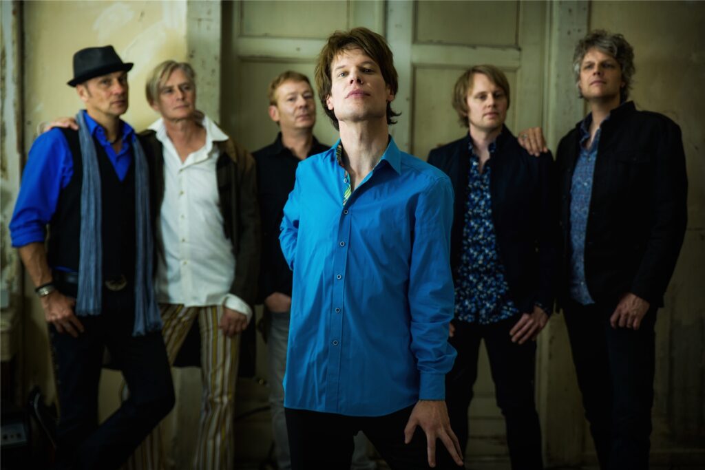 Wenn auch ein paar Jahrzehnte jünger, kommen sie den Originalen sogar optisch nah: die Musiker der Stones-Coverband Voodoo Lounge. Wenn auch ein paar Jahrzehnte jünger, kommen sie den Originalen sogar optisch nah: die Musiker der Stones-Coverband Voodoo Lounge.