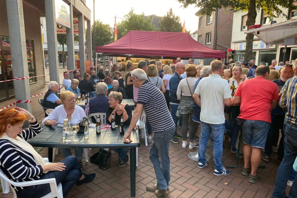 So sieht es aus, wenn auf der Langenbochumer Kranzplatte beim Feierabendmarkt richtig viel los ist – am Freitag (9.9.) geht es wieder rund. So sieht es aus, wenn auf der Langenbochumer Kranzplatte beim Feierabendmarkt richtig viel los ist – am Freitag (9.9.) geht es wieder rund.