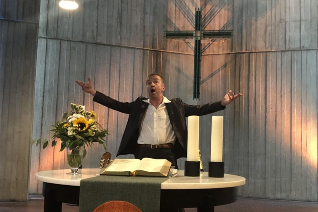 „Charles Moulton & Friends“ laden am Sonntag (11.9.) in der Distelner Friedenskirche zu einer musikalischen Weltreise ein. „Charles Moulton & Friends“ laden am Sonntag (11.9.) in der Distelner Friedenskirche zu einer musikalischen Weltreise ein.